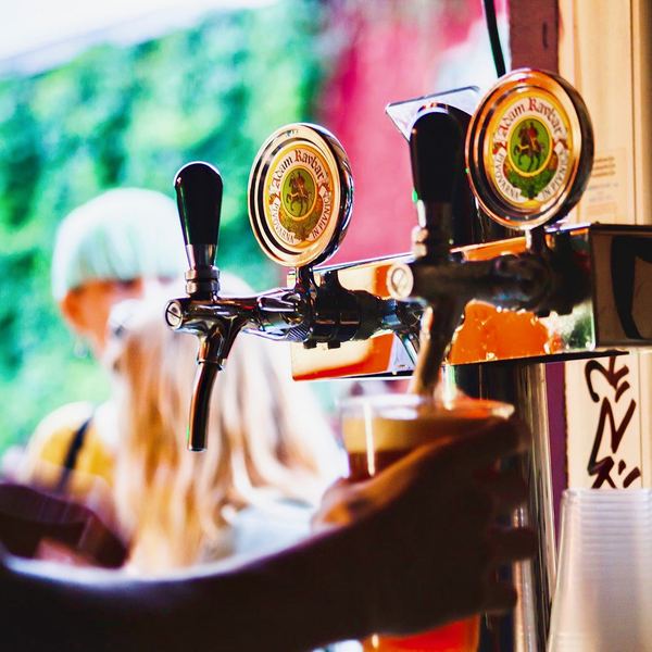 Točeno pivo Adam Ravbar na dogodku