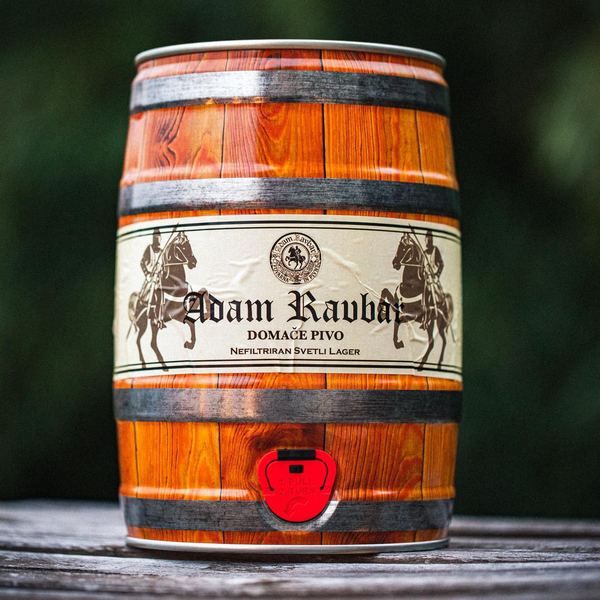 Točeno pivo Adam Ravbar na dogodku