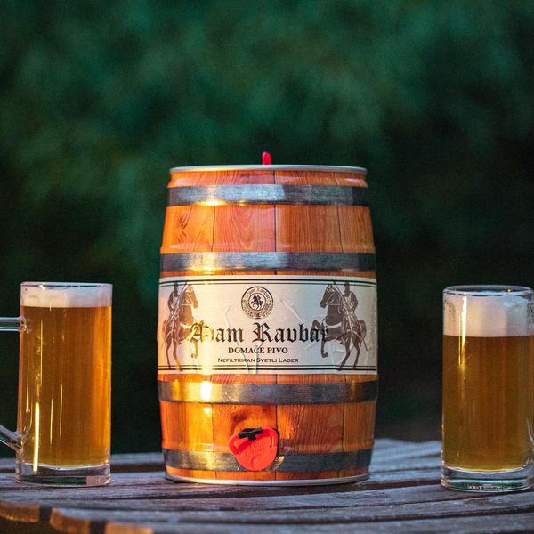 Točeno pivo Adam Ravbar na dogodku
