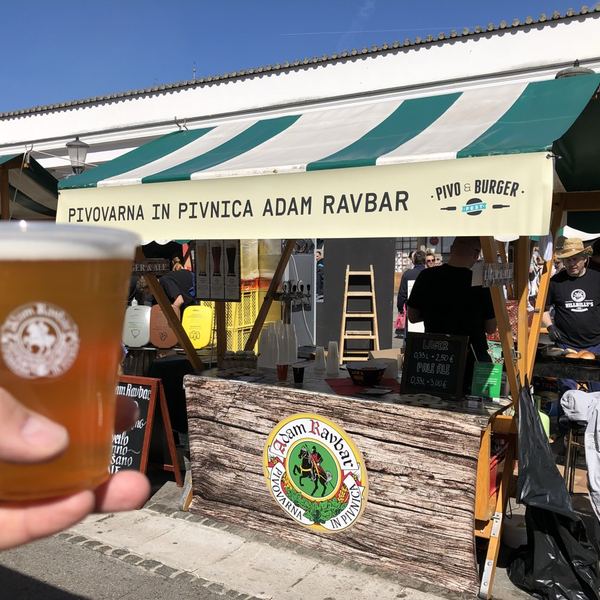 Točeno pivo Adam Ravbar na dogodku