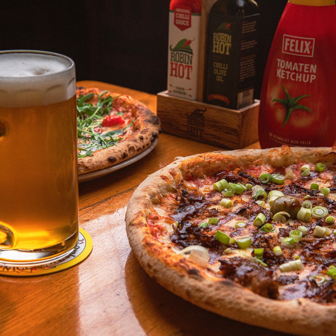 Pici in točeno pivo Adam Ravbar na mizi